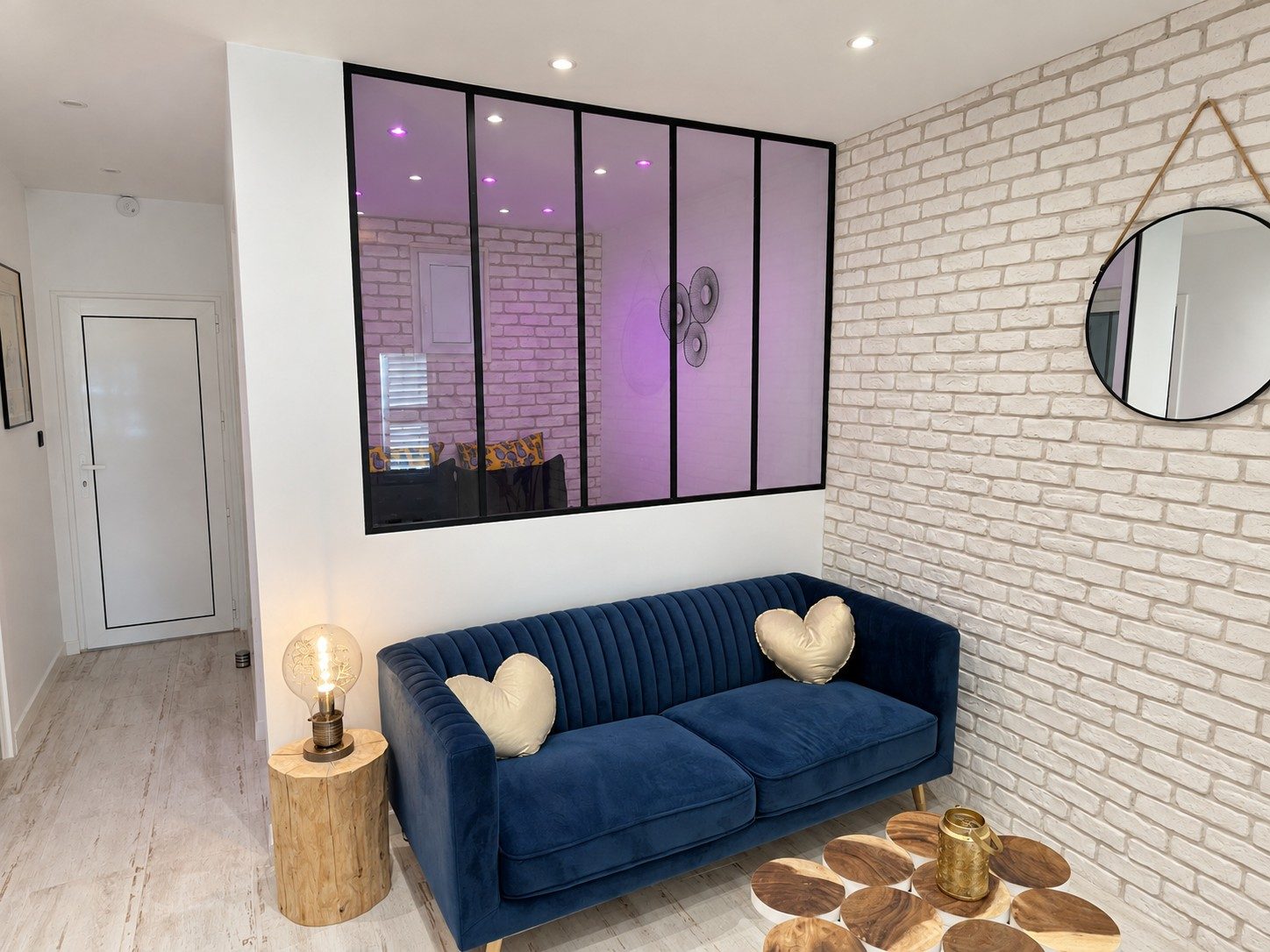 Le même coin salon retouché, la lumière violette de la verrière conservée