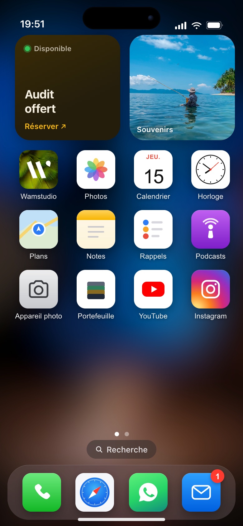 L'écran d'accueil de l'iPhone de Romain : widgets, apps Portefeuille, Photos, Podcasts, Notes…